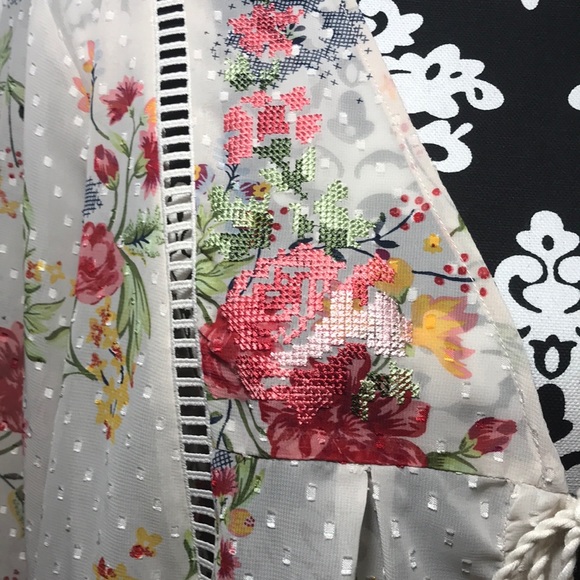 Sheer Floral Overlay top with Tassel Tie size XXL - Picture 3 of 5